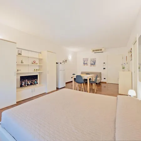 Piazza Mazzini Modern Suite Design & Parking Free *